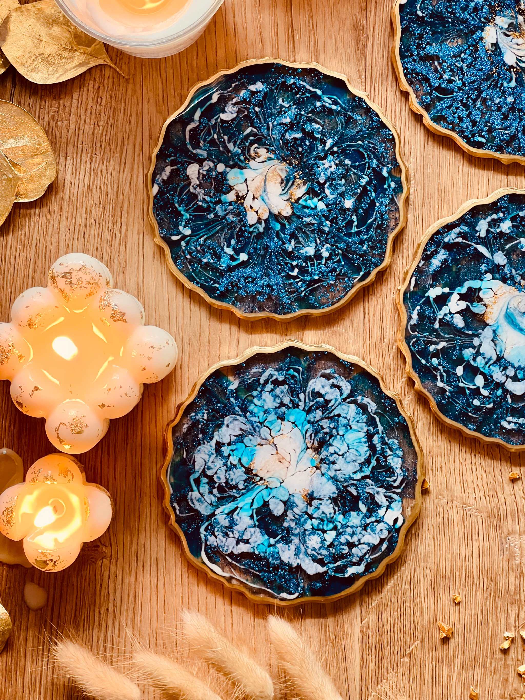 4 Untersetzer aus Resin in Blau mit goldenen Details handgemacht als Tischdekoration