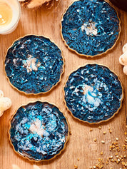 4 Untersetzer aus Resin in Blau mit goldenen Details handgemacht und rund