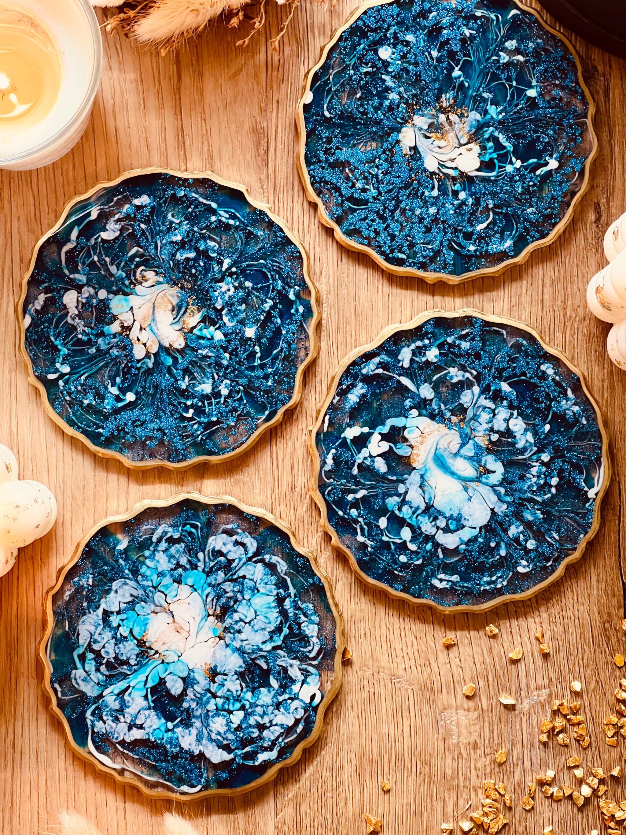 4 Untersetzer aus Resin in Blau mit goldenen Details handgemacht und rund