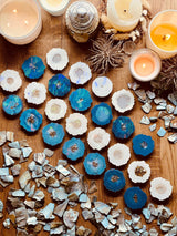 Handyhalter in blau und weiss mit verschiedenen holographischen Designs