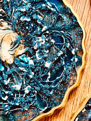 4 handgemachte Untersetzer aus blauem Resin mit goldenen Details im 4er-Set