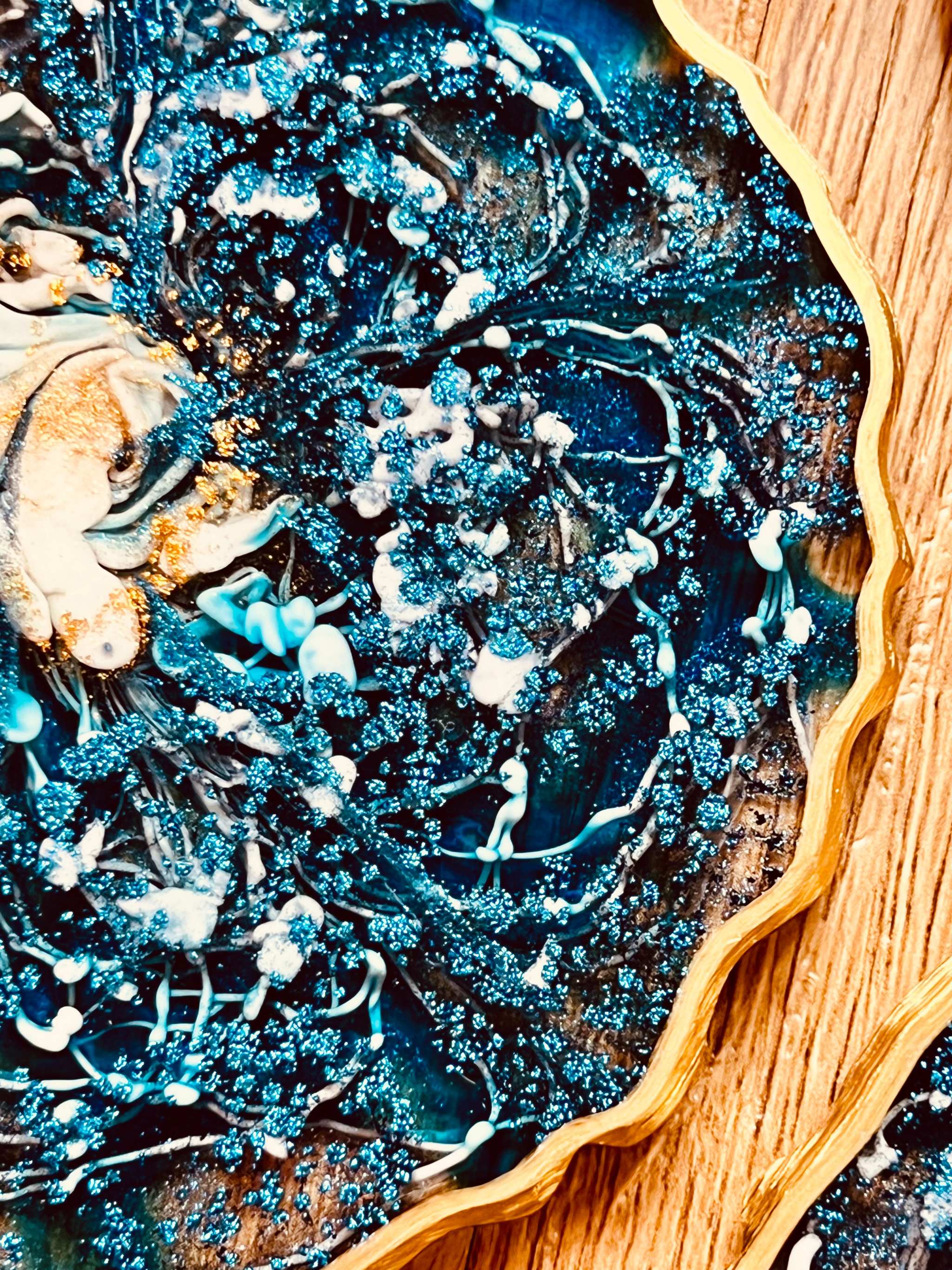 4 handgemachte Untersetzer aus blauem Resin mit goldenen Details im 4er-Set