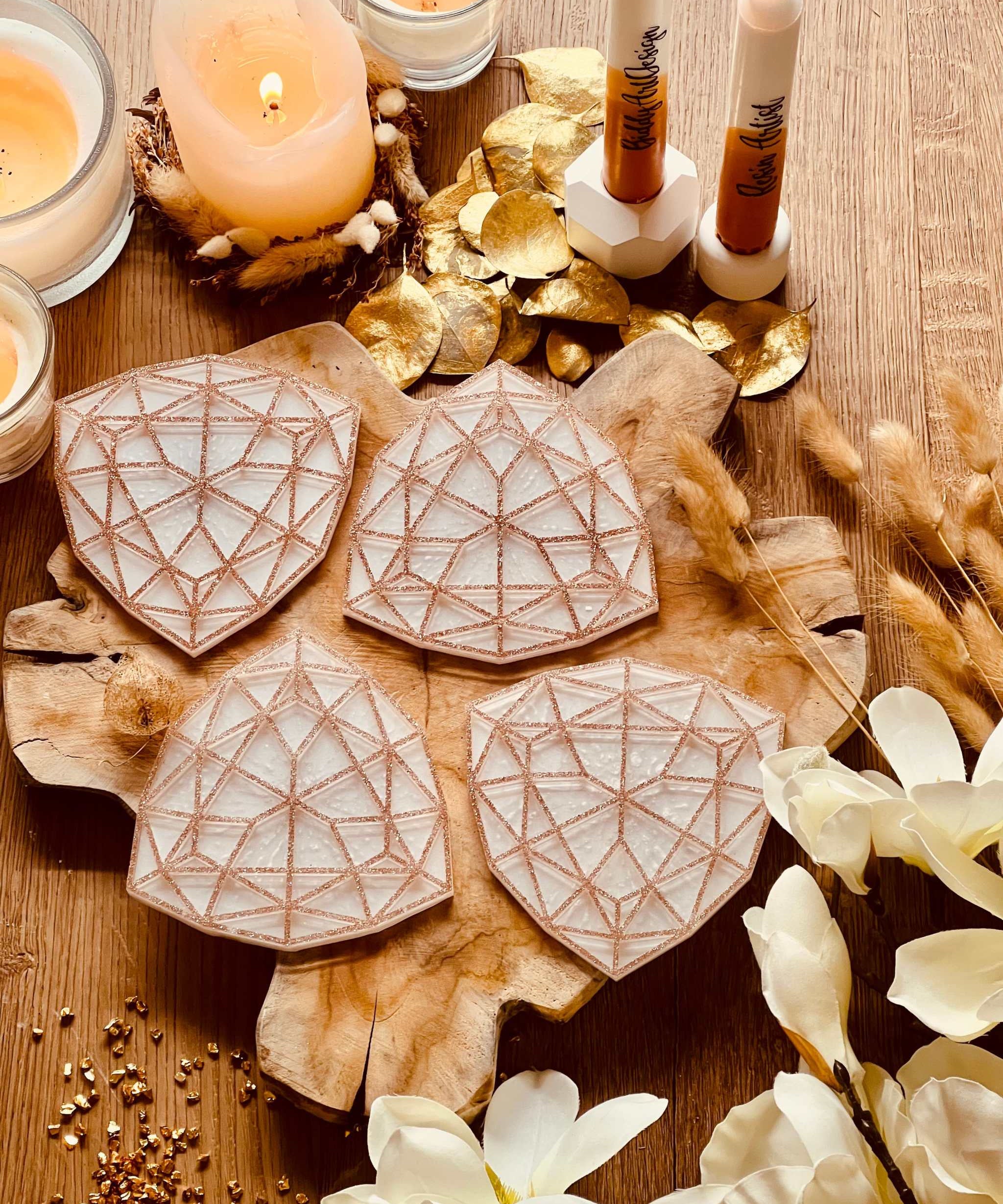 4 außergewöhnliche Untersetzer aus Resin in Weiss mit goldenem 3D Design, handgemacht und geometrisch, dekorativ für Tisch und Geschenk