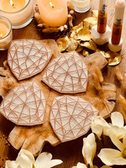4 außergewöhnliche weiße Resin Untersetzer mit goldenem 3D geometrischem Design auf Holzplatte