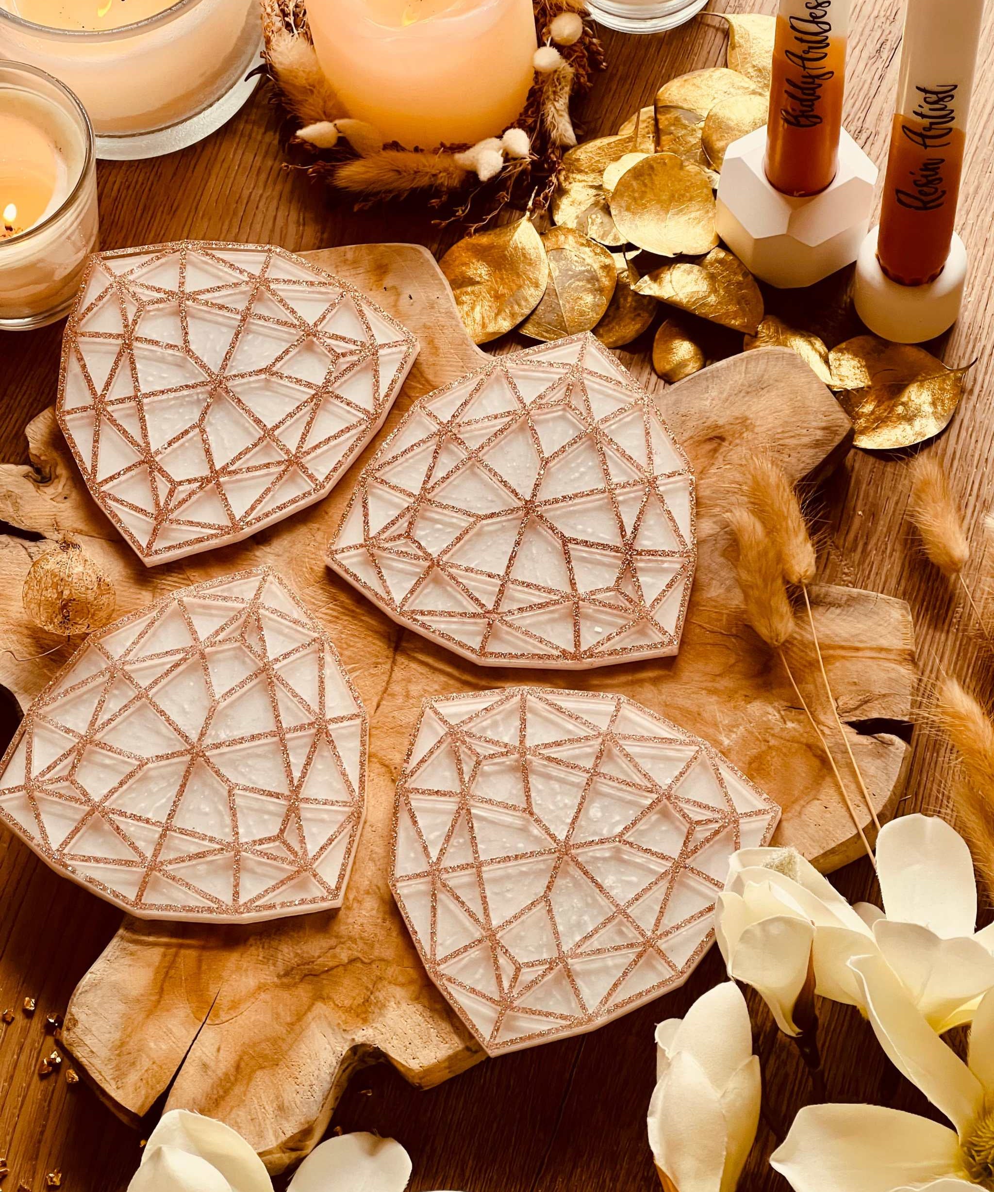 4 außergewöhnliche weiße Resin Untersetzer mit goldenem 3D geometrischem Design auf Holzplatte