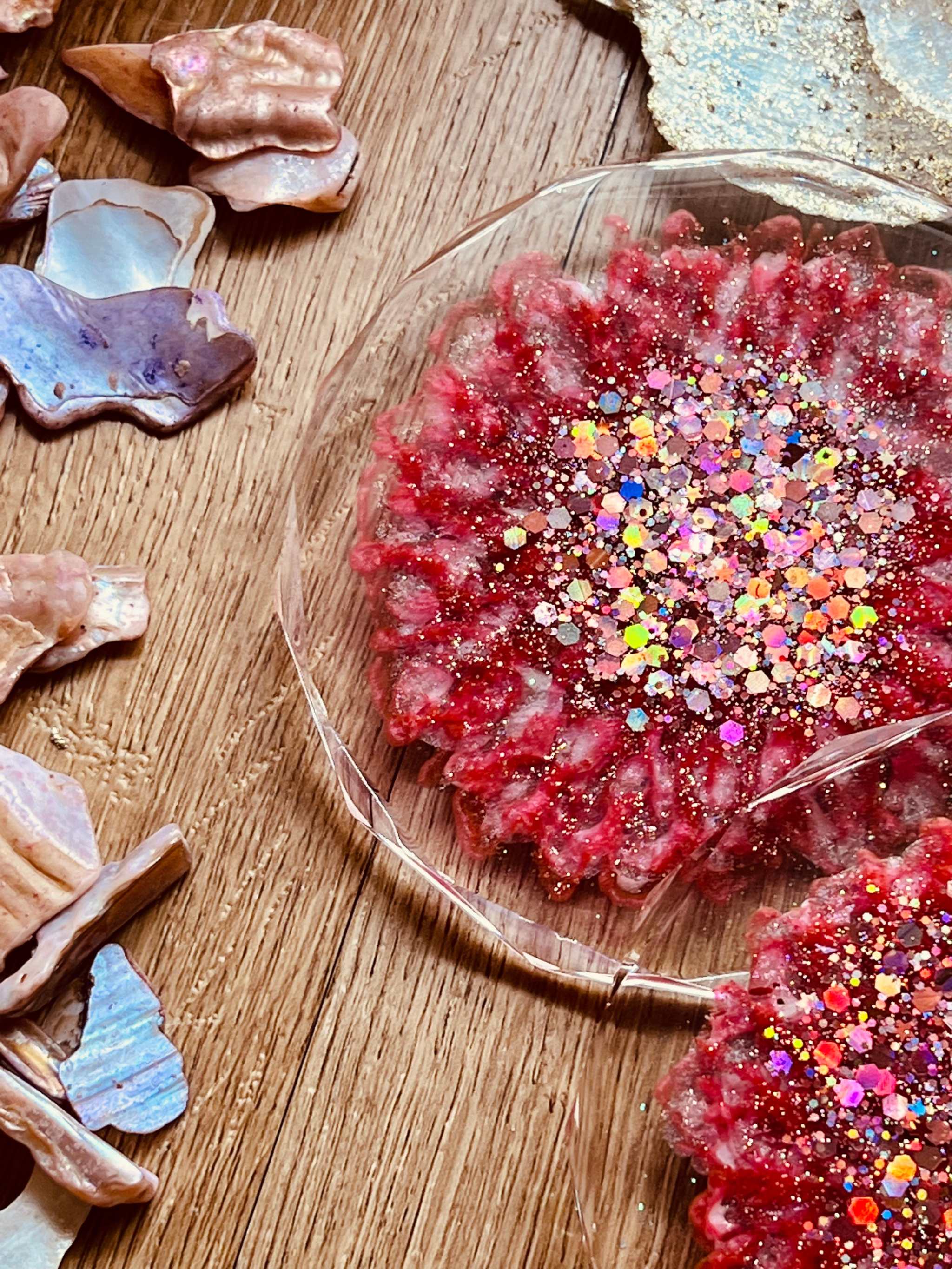 3 handgemachte Untersetzer aus pinkem Resin mit silbernen Details und Glitzer im 3er Set