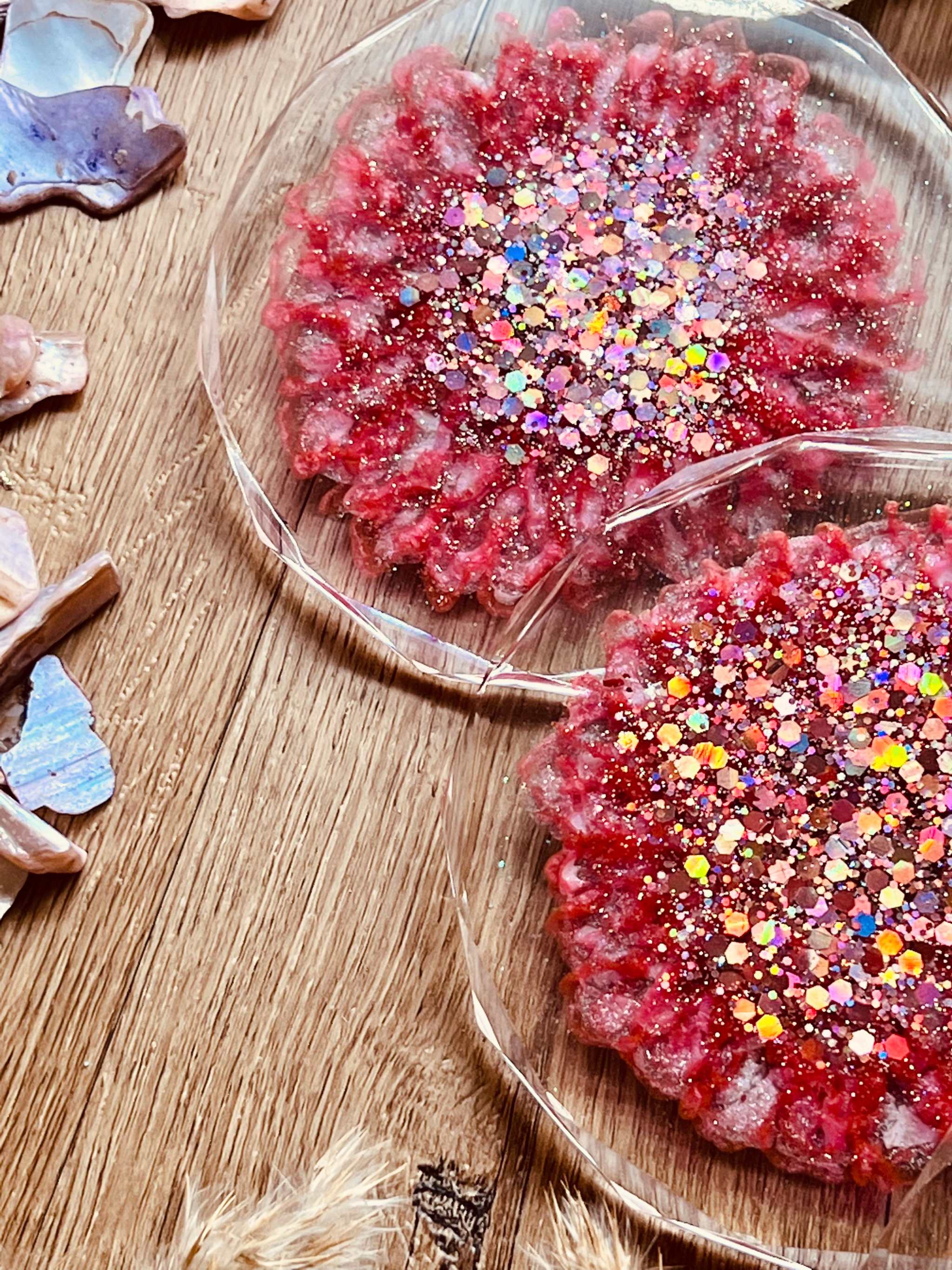 3 Untersetzer aus Resin rosa mit silbernen Glitzerdetails handgemacht auf Holzoberfläche