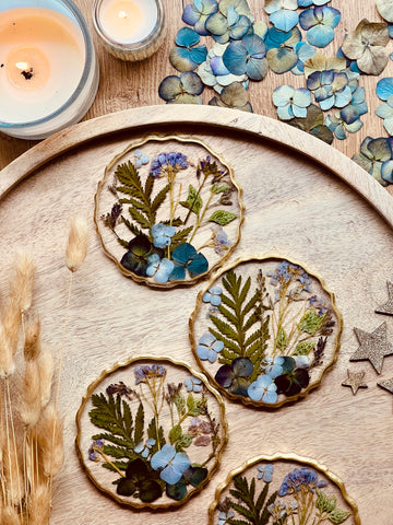 Coasters made of resin individually according to your wishes with flowers