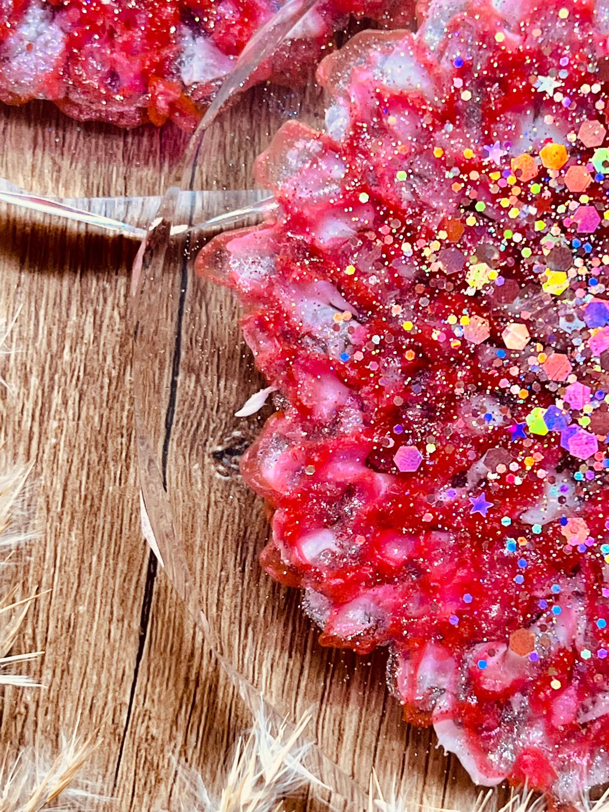 3 Untersetzer aus Resin in Pink mit silbernen Details auf Holztisch handgemacht und glänzend