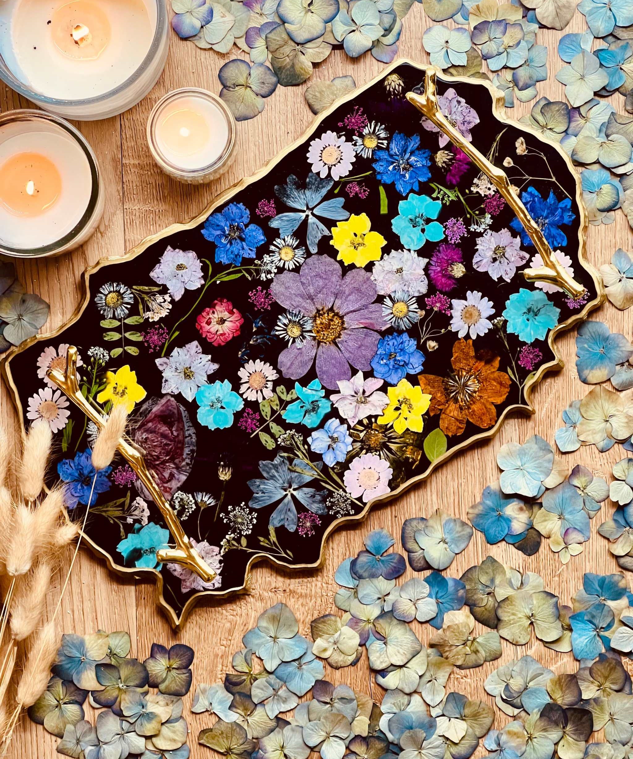 Handgemachtes schwarzes Tablett aus Resin mit echten getrockneten Blumen und goldenen Details, ca. 40x23 cm groß