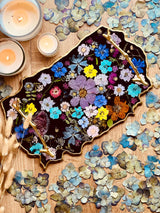 Tablett aus Resin mit echten Blumen und goldenen Details