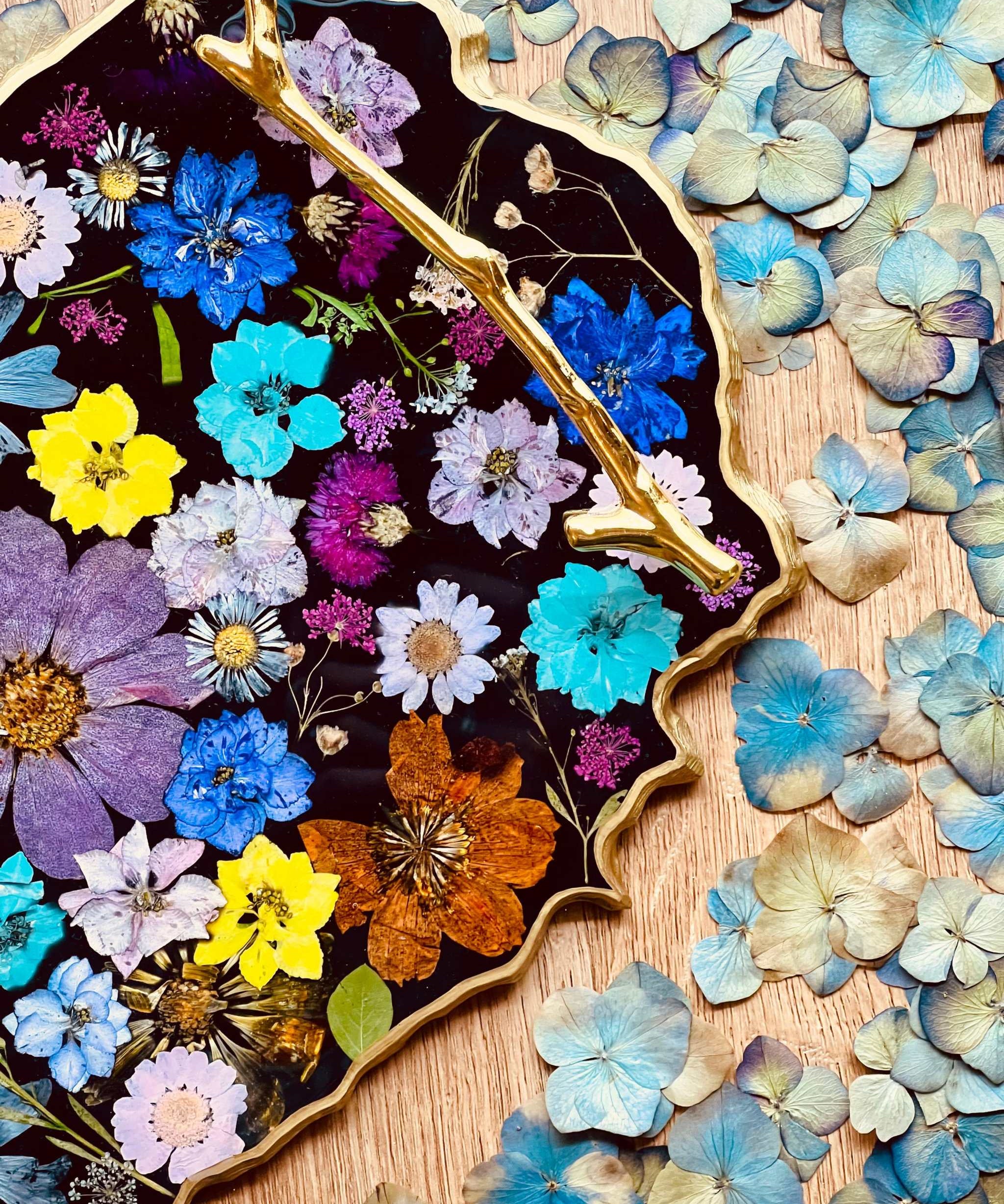 Schwarzes handgemachtes Resin Tablett mit echten, bunten Blumen und goldenen Details, ca. 40x23cm