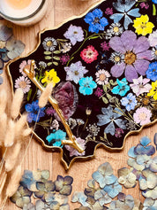 Handgemachtes schwarzes Tablett aus Resin mit echten getrockneten Blumen und goldenen Details, ca. 40x23 cm, einzigartiges Deko-Objekt und Geschenkidee