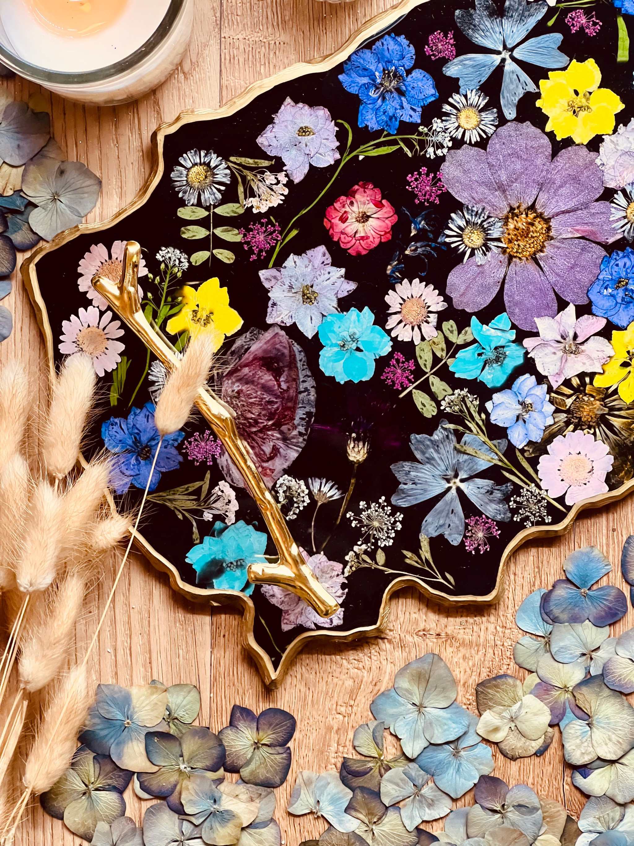 Handgemachtes schwarzes Tablett aus Resin mit echten getrockneten Blumen und goldenen Details, ca. 40x23 cm, einzigartiges Deko-Objekt und Geschenkidee