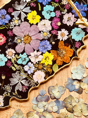 Handgemachtes schwarzes Resin Tablett mit echten getrockneten Blumen und goldenen Details, 40x23 cm groß