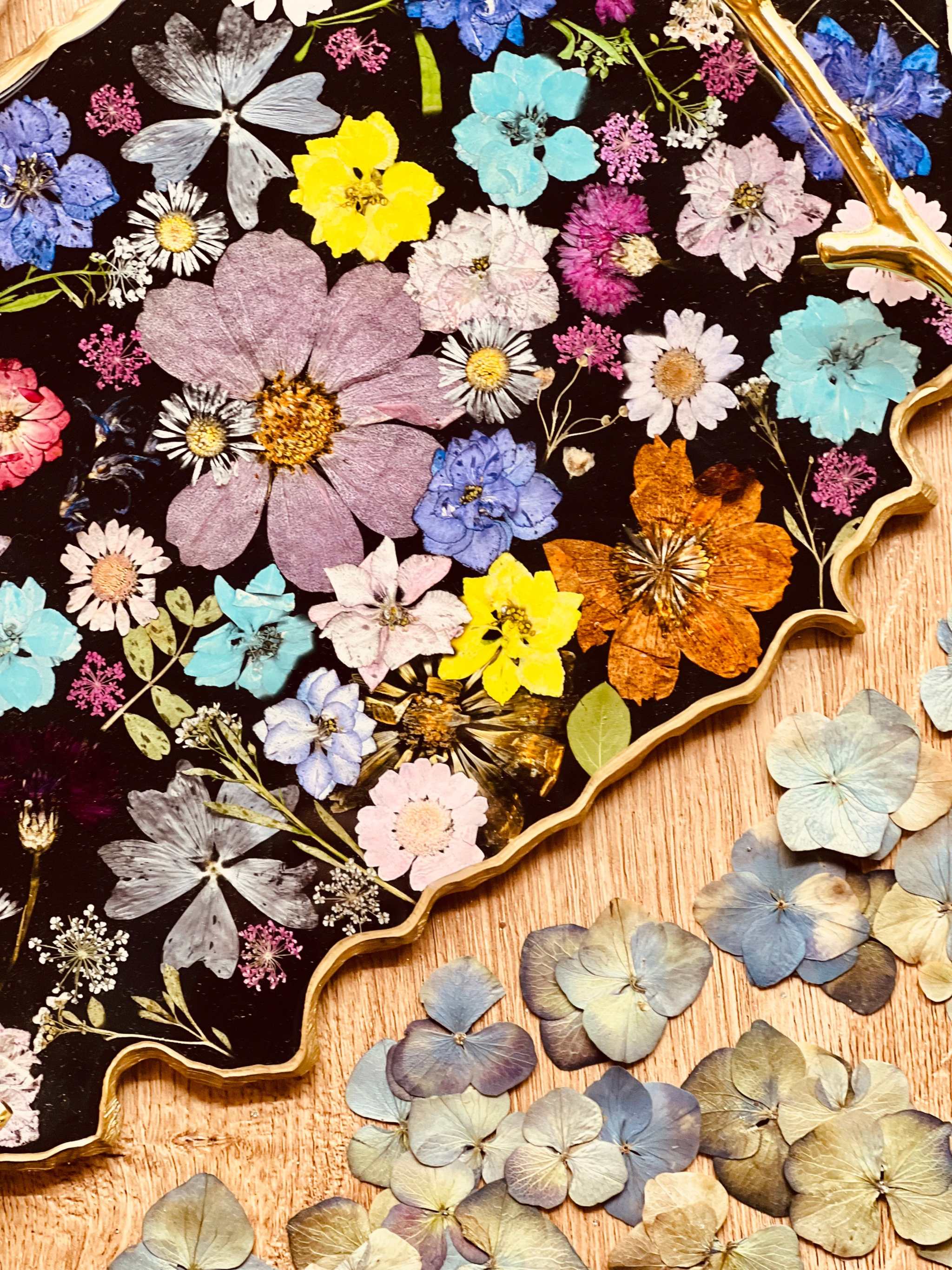Handgemachtes schwarzes Resin Tablett mit echten getrockneten Blumen und goldenen Details, 40x23 cm groß
