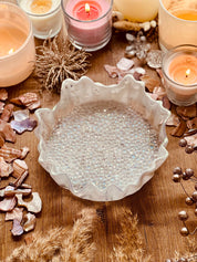 Schale aus Resin in Weiß mit Diamantlook auf Holztisch dekoriert mit Kerzen und Trockenblumen