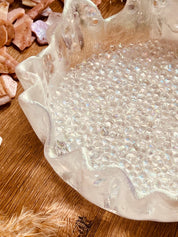 Handgemachte weiße Schale aus Resin mit Diamantlook und wellenförmigem Rand, Durchmesser ca. 20 cm, dekorativ und als Geschenk geeignet