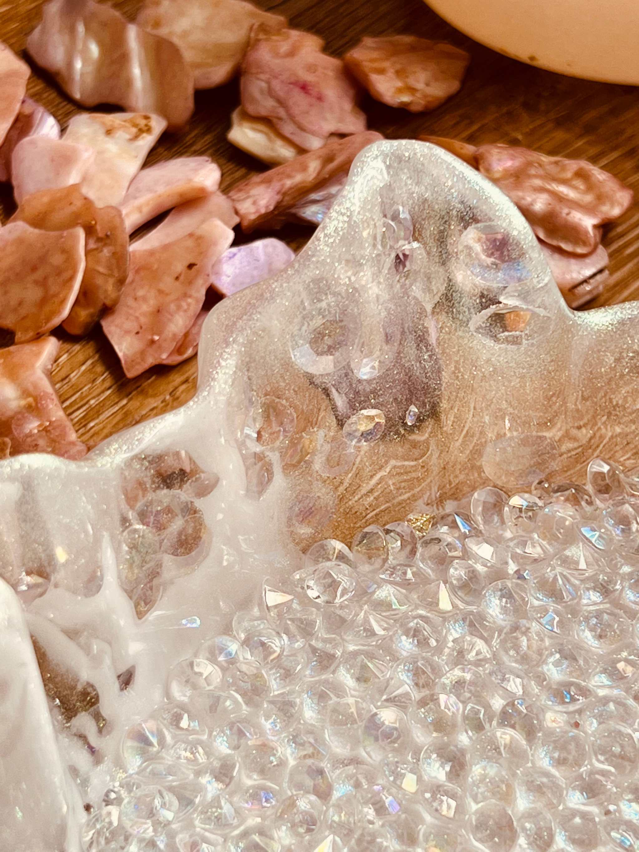 Handgemachte weiße Schale aus Resin mit Diamantlook und unregelmäßigem Rand, Durchmesser ca. 20 cm