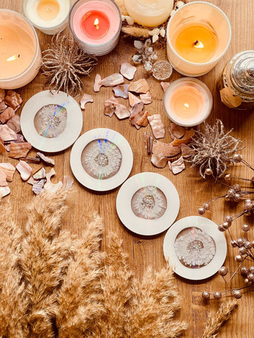 5 coasters made of resin in white with gold