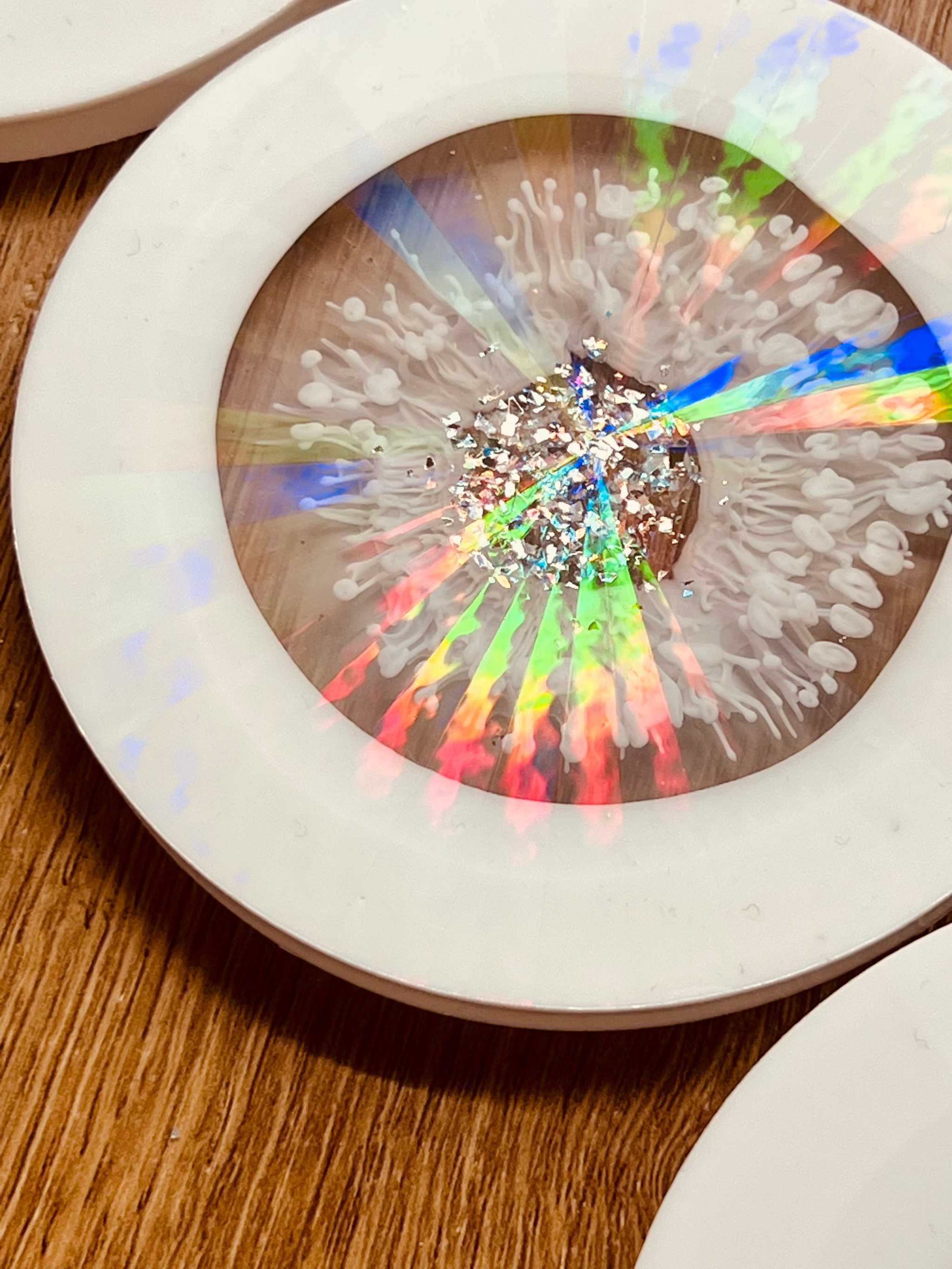 5 Untersetzer aus Resin in weiss mit goldenen und holographischen Details, handgemacht, Durchmesser ca. 12cm