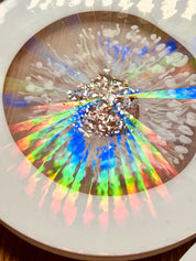 5 Untersetzer aus Resin in Weiss mit holographischem Design und silbernen Details, handgemacht, Durchmesser ca. 12 cm