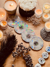 4 handgemachte holographische Untersetzer aus grauem Resin mit silbernen Details und farbigem Glitzereffekt