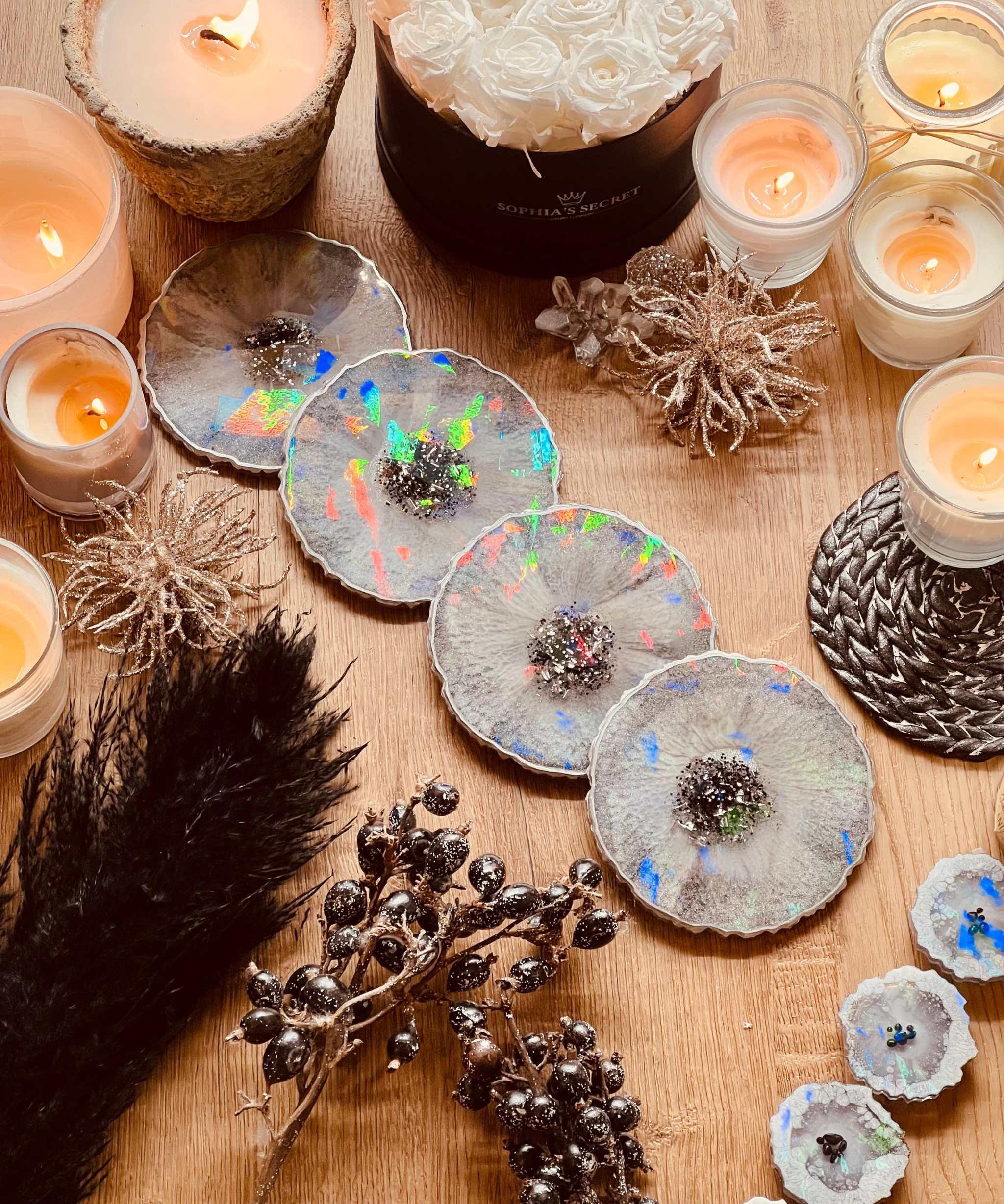 4 handgemachte holographische Untersetzer aus grauem Resin mit silbernen Details und farbigem Glitzereffekt
