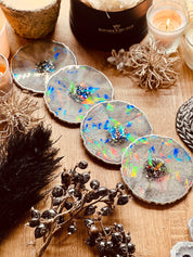 Set aus 4 holographischen Resin-Untersetzern in Grau mit silbernen Details auf Holztisch dekoriert