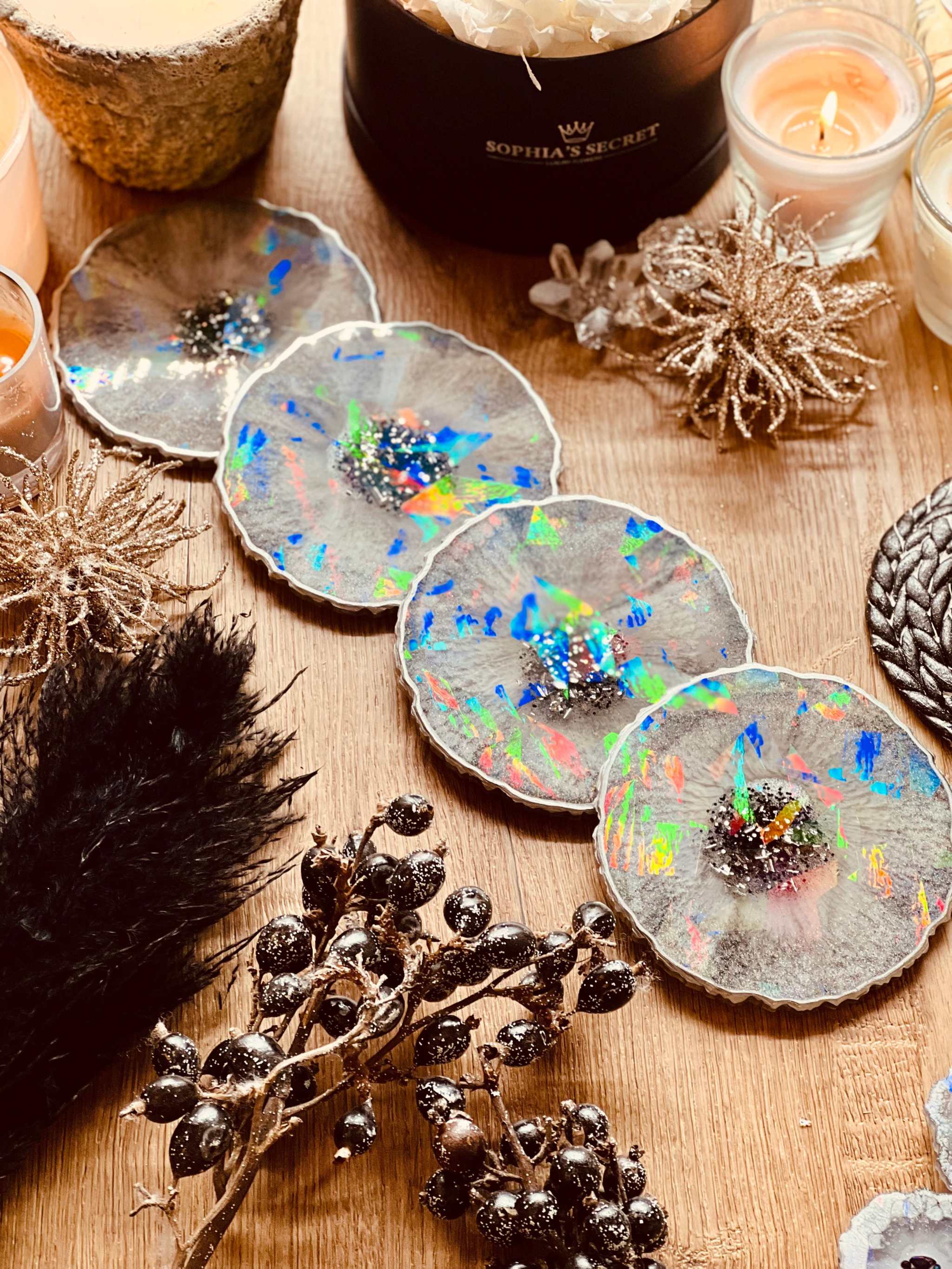 Set aus 4 holographischen Resin-Untersetzern in Grau mit silbernen Details auf Holztisch dekoriert