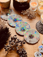 4 handgemachte holographische Untersetzer aus grauem Resin mit silbernen Details im Set