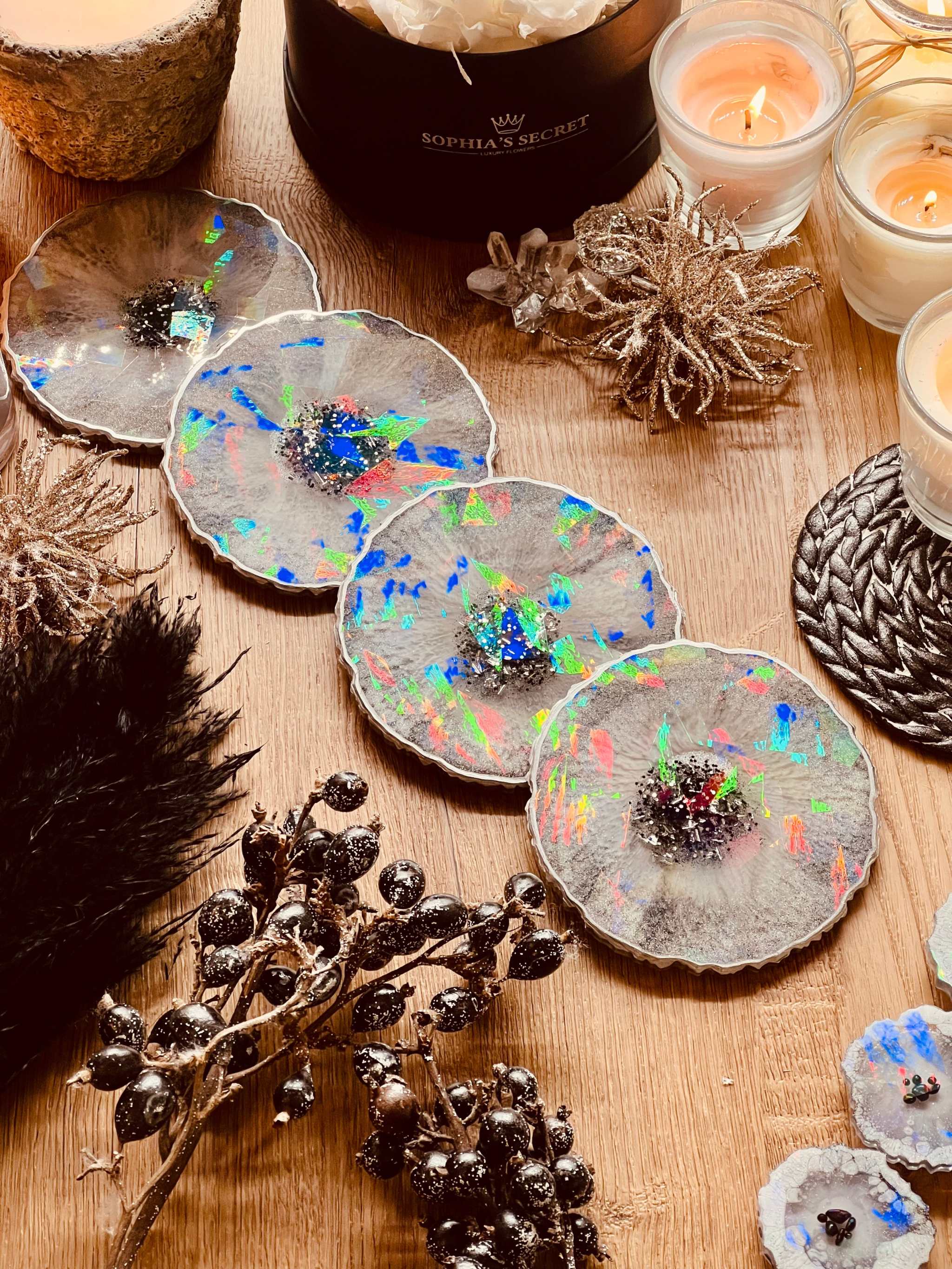 4 handgemachte holographische Untersetzer aus grauem Resin mit silbernen Details im Set