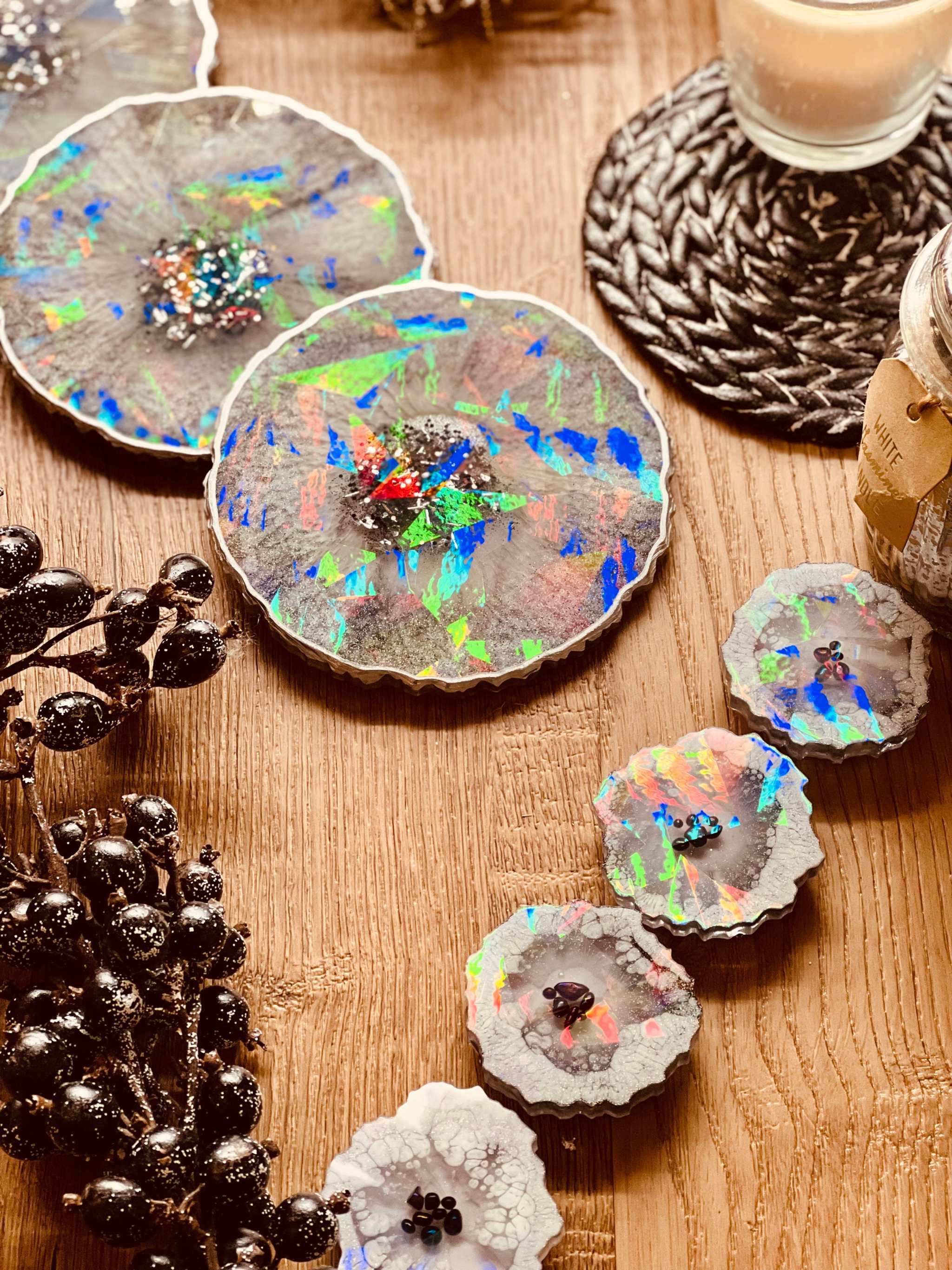 4 holographische Untersetzer aus grauem Resin mit silbernen Details, handgemacht und einzigartig, Durchmesser ca. 12cm