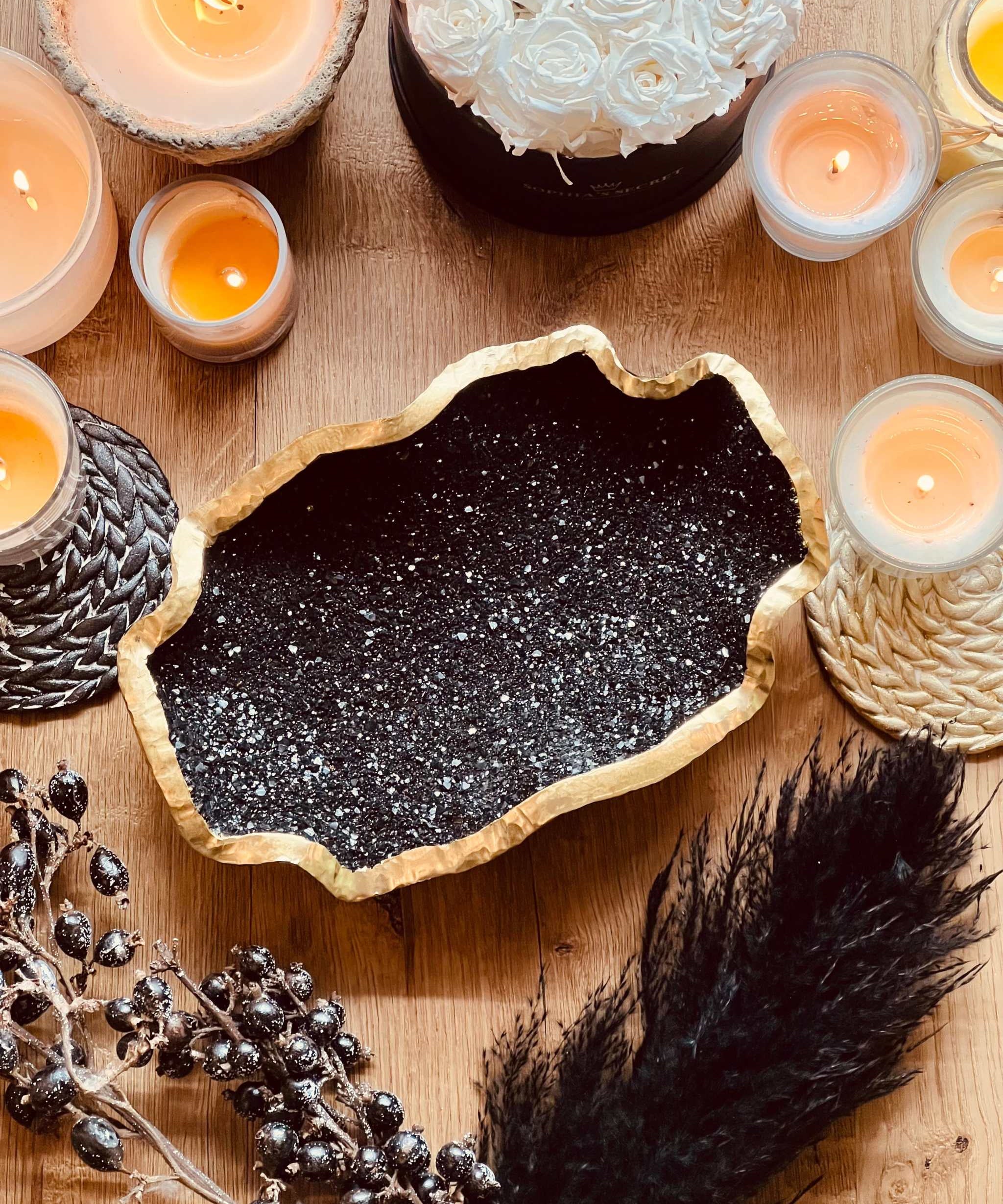 Handgemachte Schale aus Resin in Schwarz mit goldenem Diamantlook als Dekoration und Geschenkidee