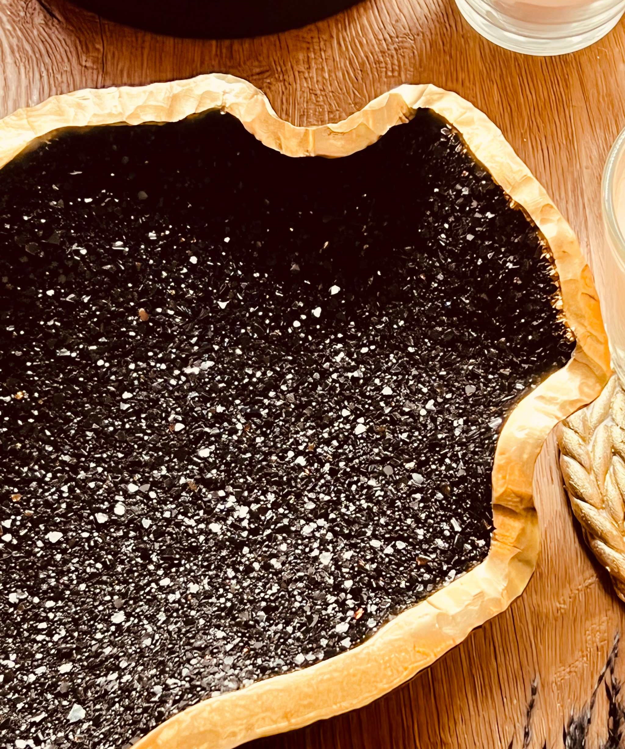 Handgemachte schwarze Schale aus Resin mit goldener Diamantoptik als Dekoration und Geschenk