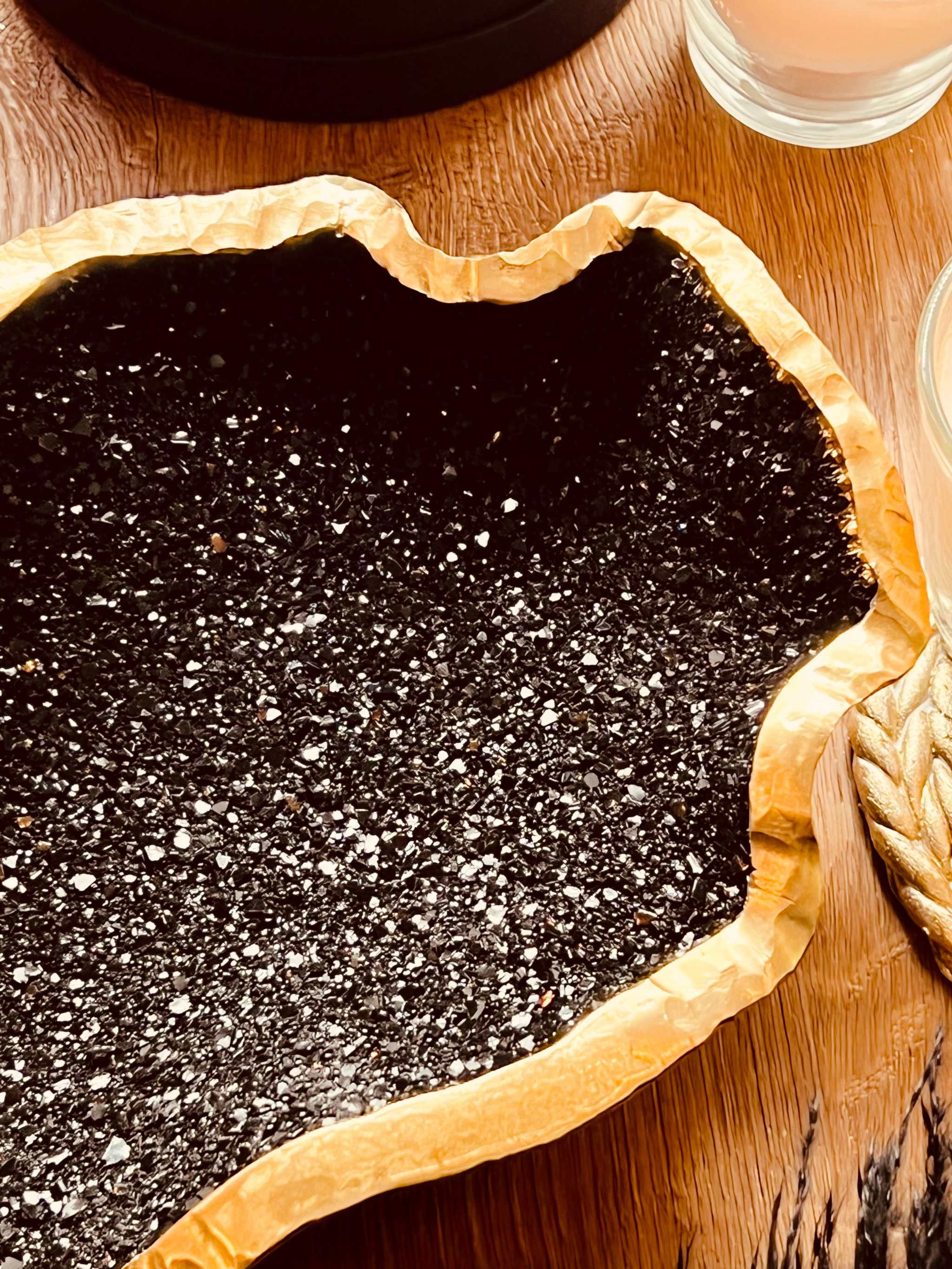 Handgemachte schwarze Schale aus Resin mit goldener Diamantoptik als Dekoration und Geschenk