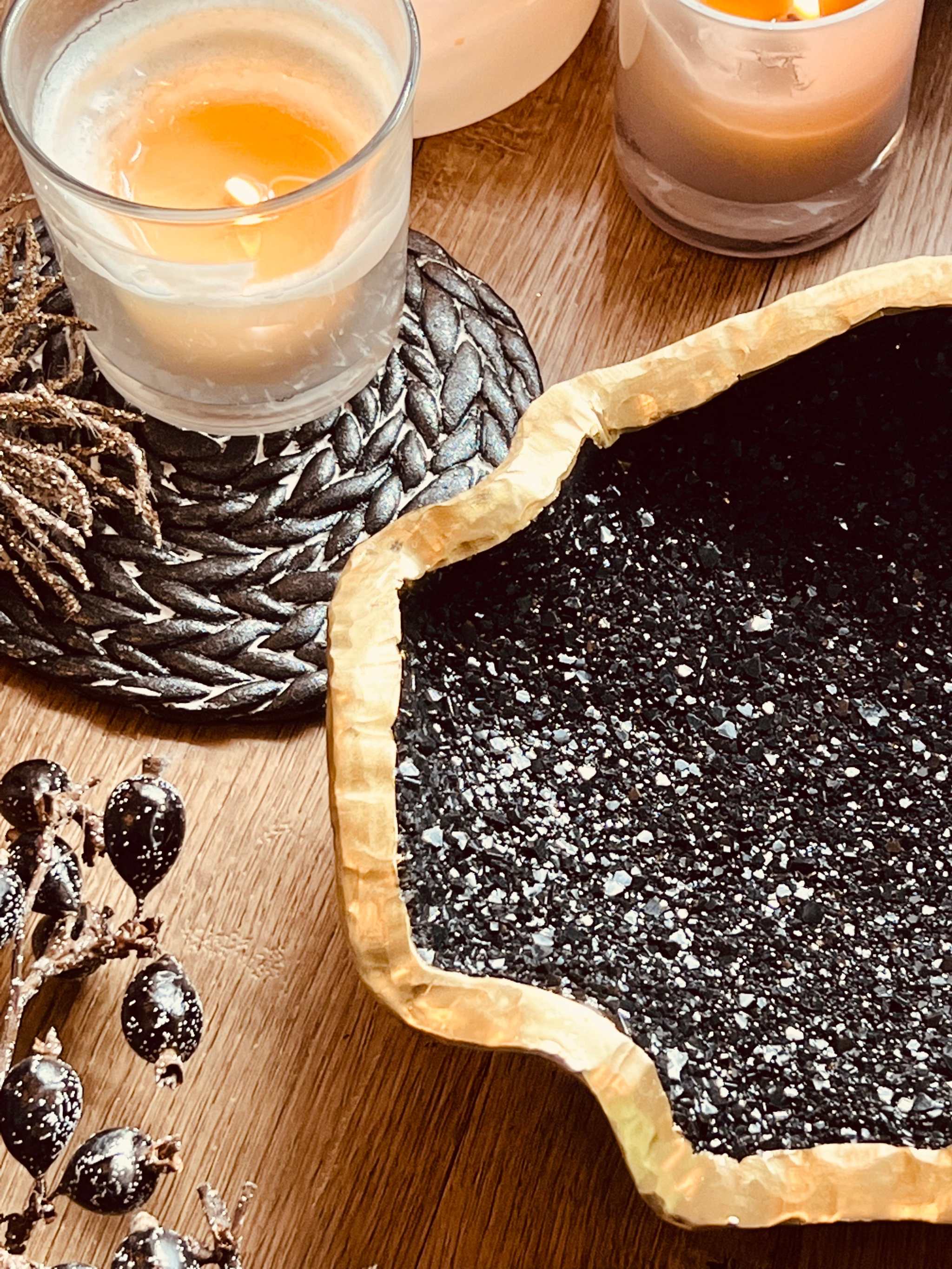 Handgemachte schwarze Schale aus Resin mit goldener Diamantoptik als Wohn- und Esszimmer Dekoration