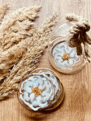4 exklusive handgemachte weiße Resin Untersetzer mit goldenen Details im 4-teiligen Set auf Holztisch