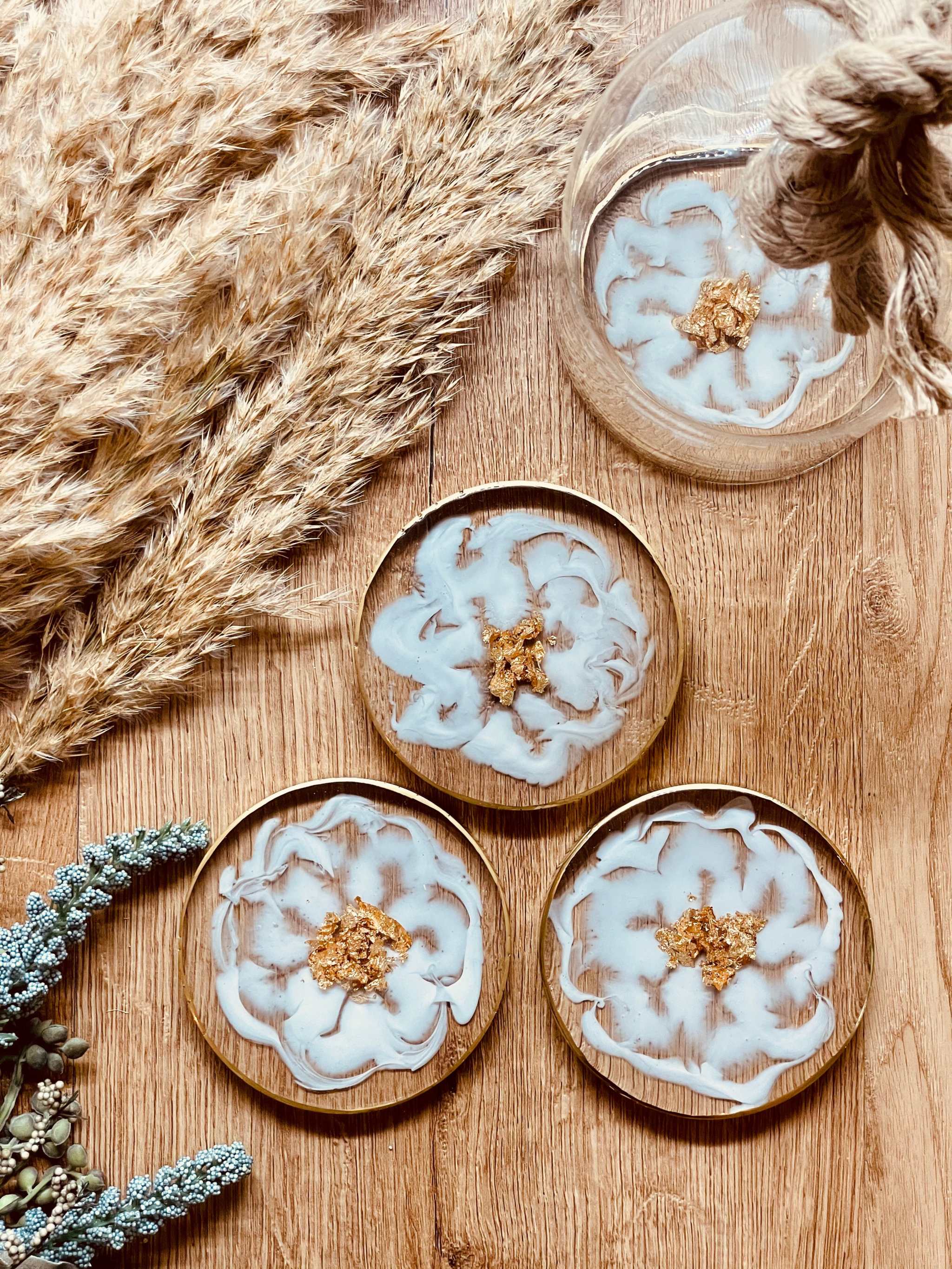 4 exklusive handgemachte Resin-Untersetzer in weiss mit goldenen Details, 10 cm Durchmesser, dekoratives 4-teilige Set