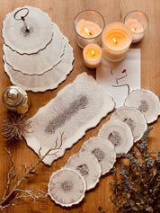 Handgemachte Deko Sets aus Resin mit unregelmäßigen Etagere, Schale, Untersetzern und Tablett in natürlichem Design auf Holztisch mit brennenden Kerzen
