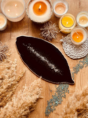 Handgemachtes Tablett aus Resin in Schwarz Petrol mit silbernen Details auf Holztisch dekoriert
