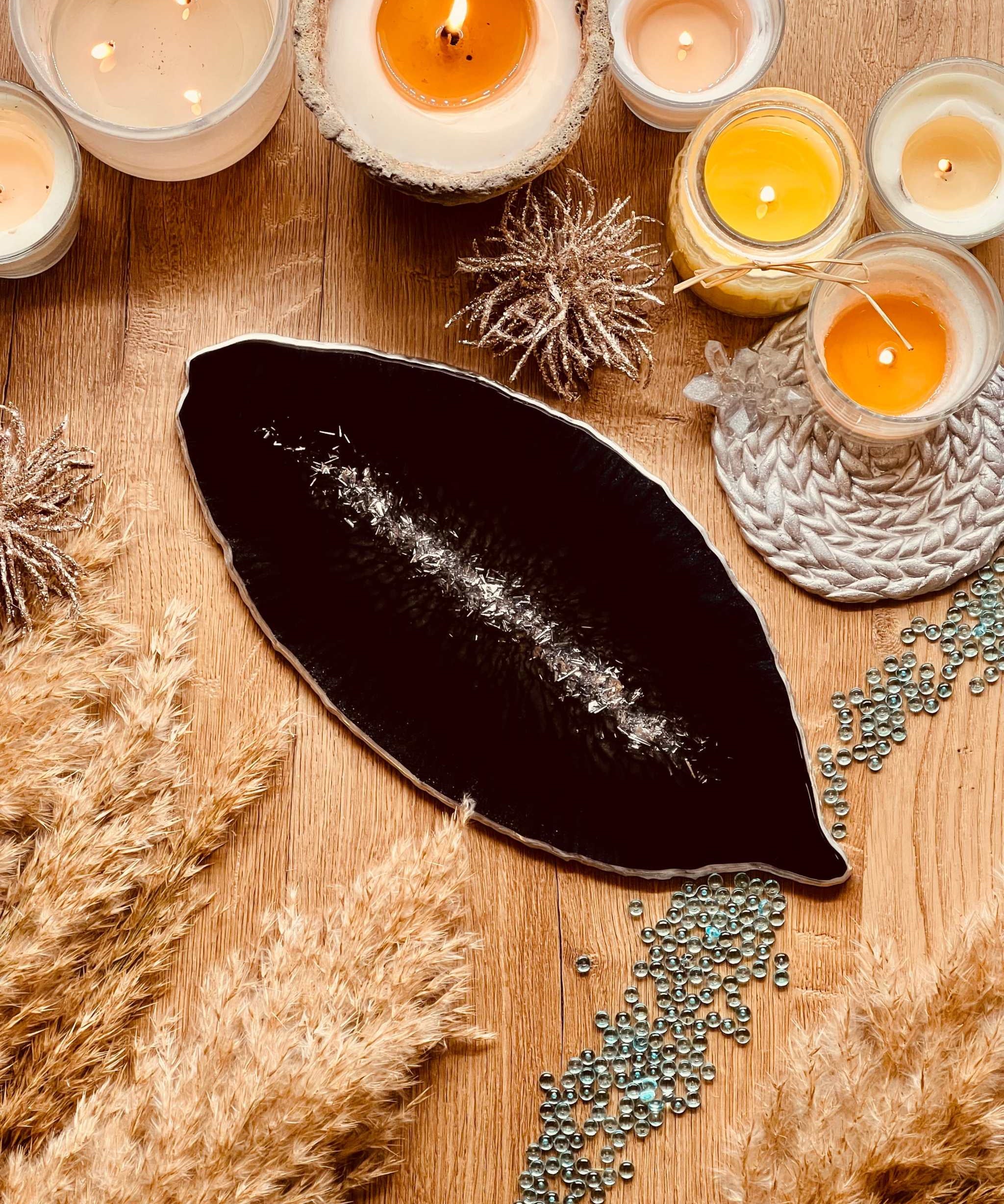 Handgemachtes Tablett aus Resin in Schwarz Petrol mit silbernen Details auf Holztisch dekoriert