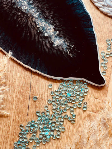 Tablett aus Resin in Schwarz Petrol und silbernen Details