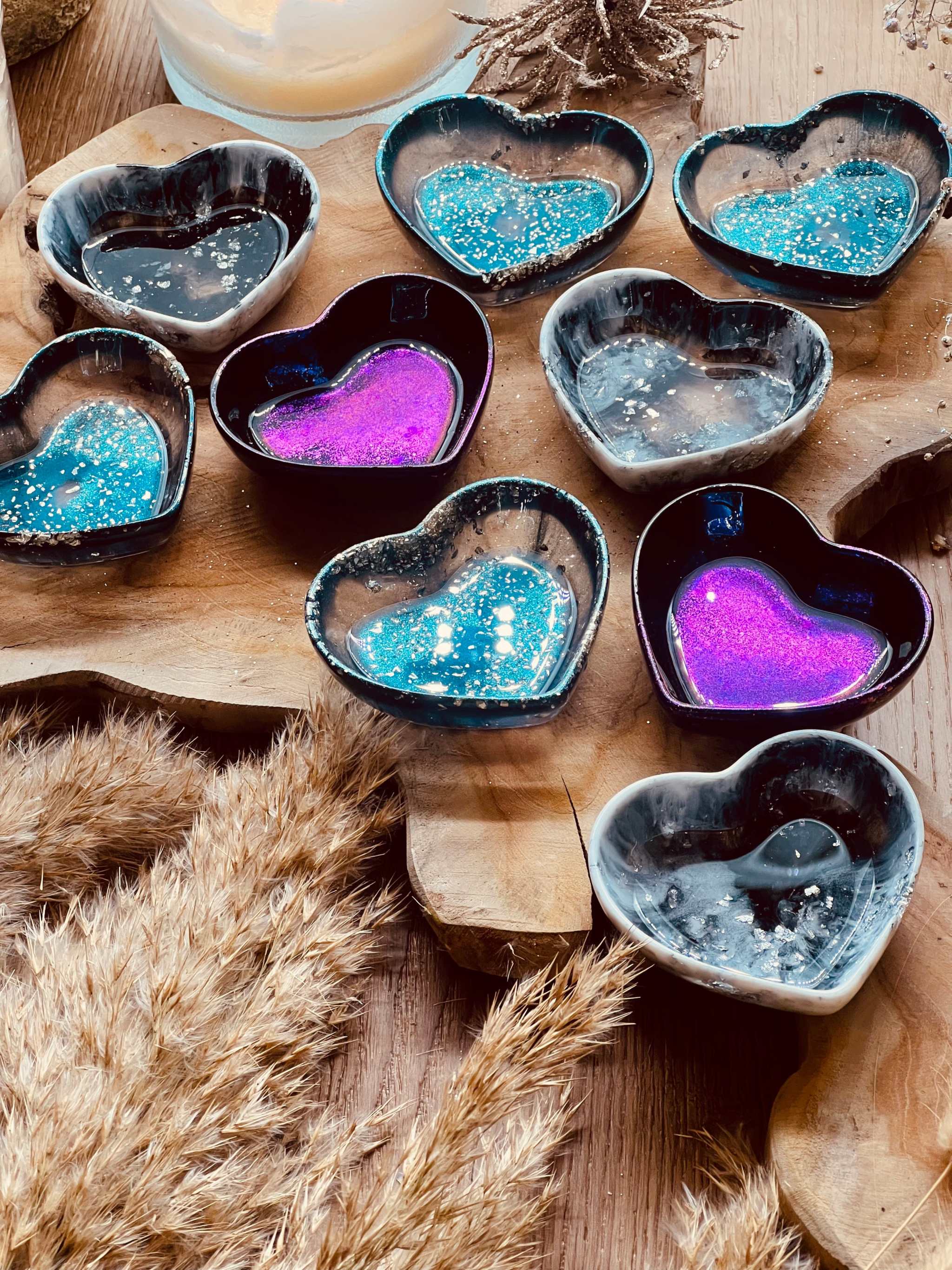 Handgemachte Schmuckschalen aus Resin in Herzform in verschiedenen Farben als Dekoration und Geschenk