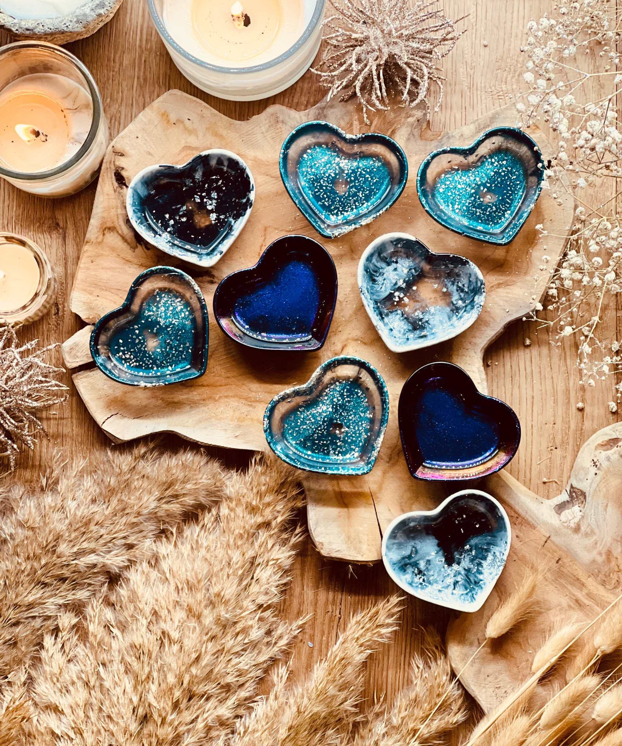 Handgemachte Schmuckschalen aus Resin in verschiedenen Farben, herzförmig, als Dekoration und Geschenk, Durchmesser 8-10 cm.