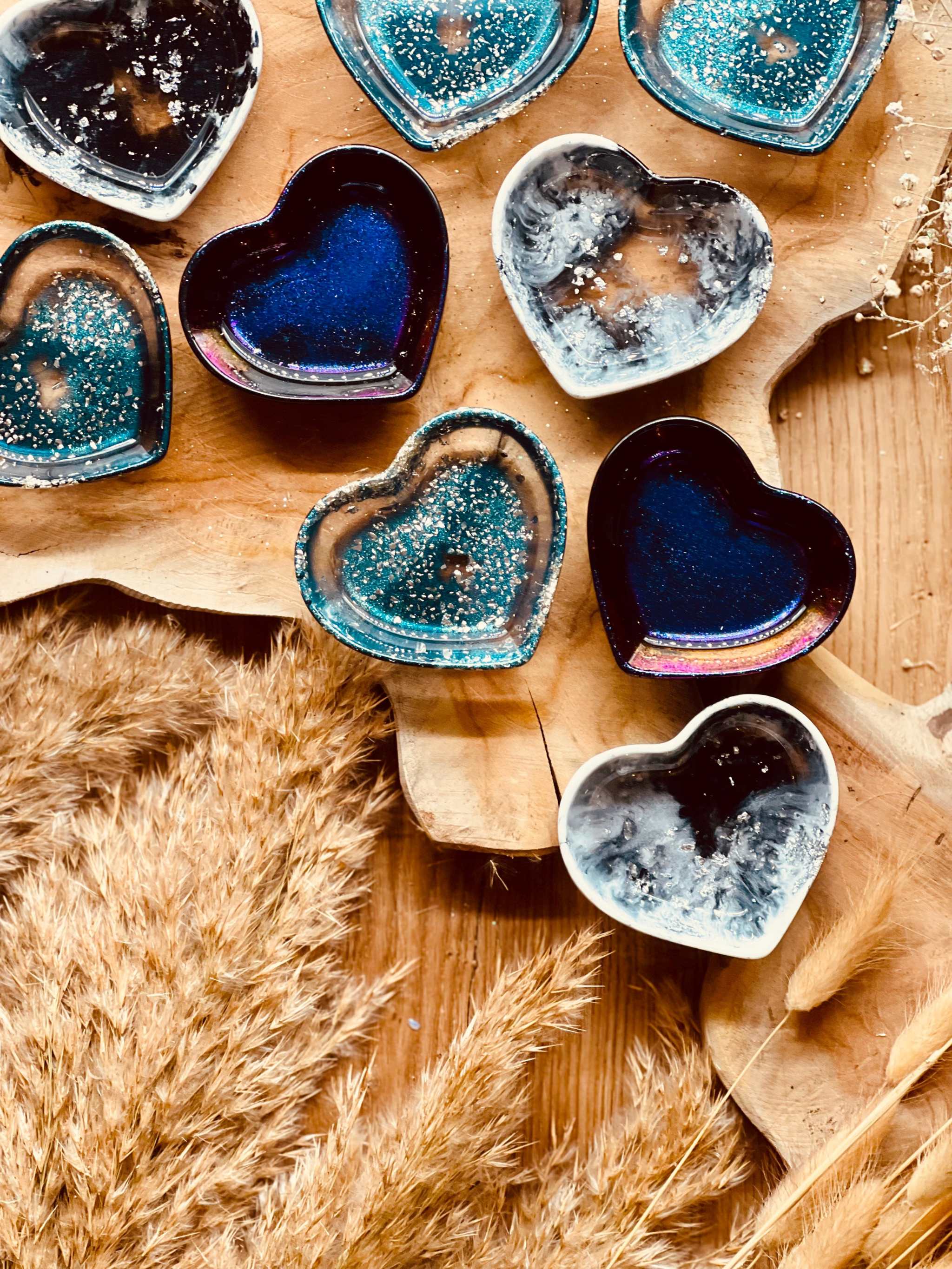 Handgemachte bunte Schmuckschalen aus Resin in herzförmigem Design als dekorative Unikate
