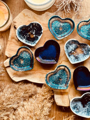 Handgemachte bunte Schmuckschalen aus Resin in Herzform als dekorative Unikate für Bad und Schlafzimmer