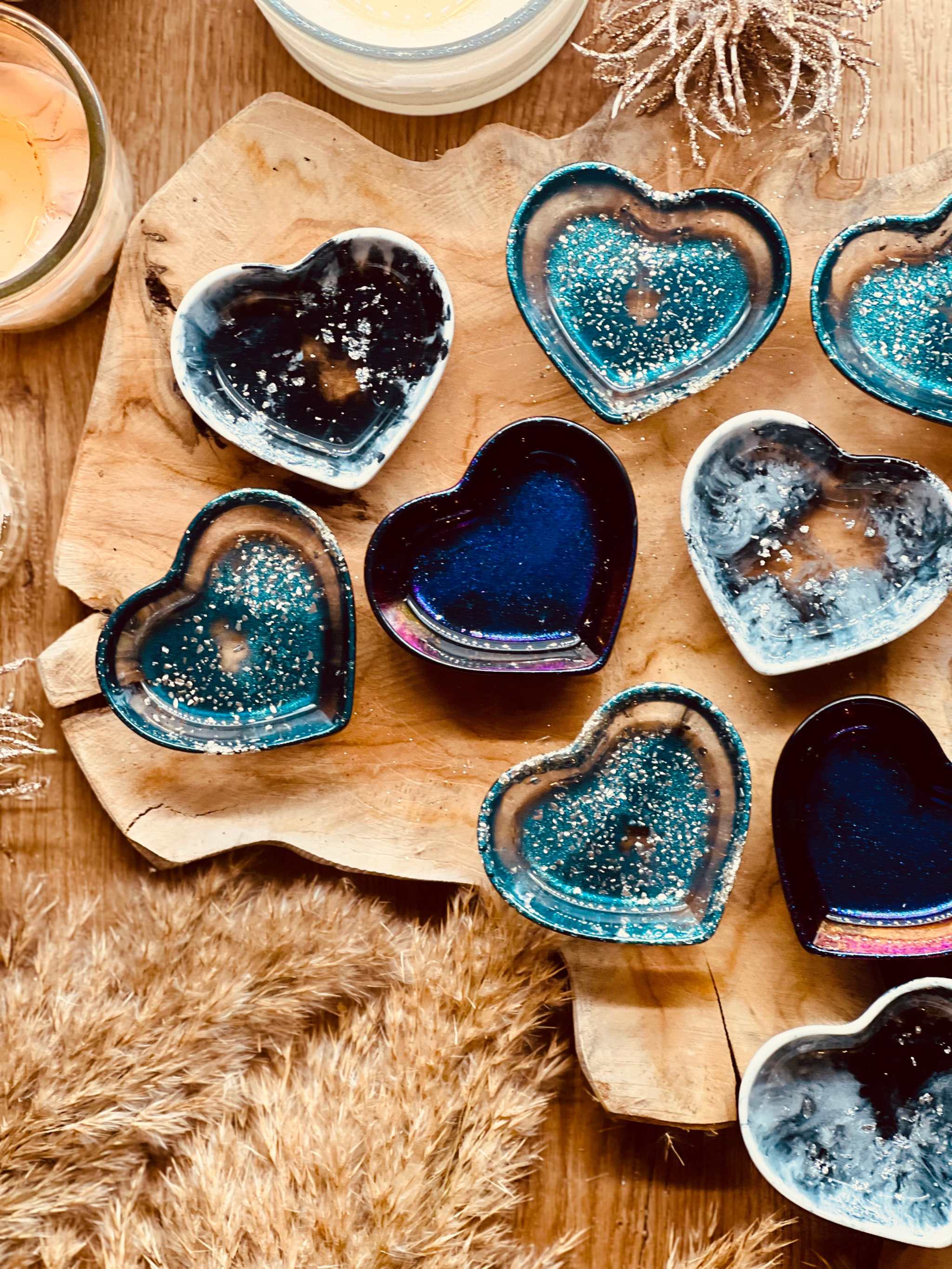 Handgemachte bunte Schmuckschalen aus Resin in Herzform als dekorative Unikate für Bad und Schlafzimmer