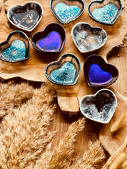 Herzförmige Schmuckschalen aus Resin in verschiedenen Farben, handgemacht und einzigartig, auf Holztisch platziert