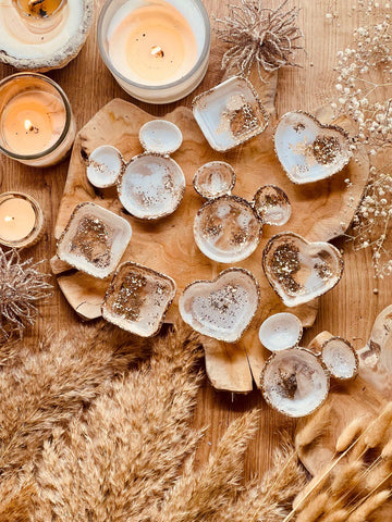 Jewelry bowls made of resin in white with gold in different shapes